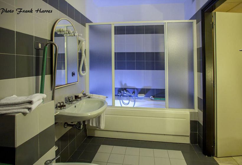 Отель Fly  Cagliari