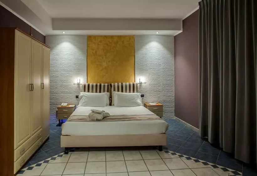 Отель Fly  Cagliari