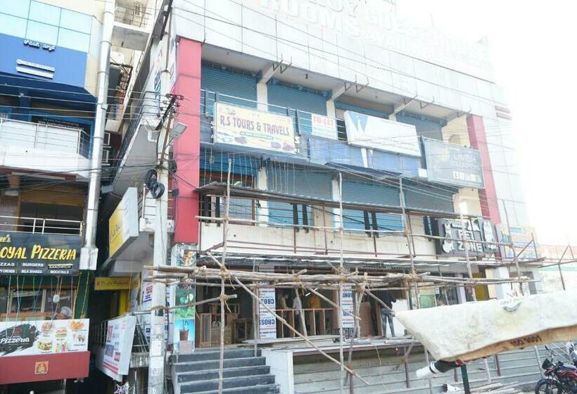 בית מלון כפרי Oyo 86229 S V Convention