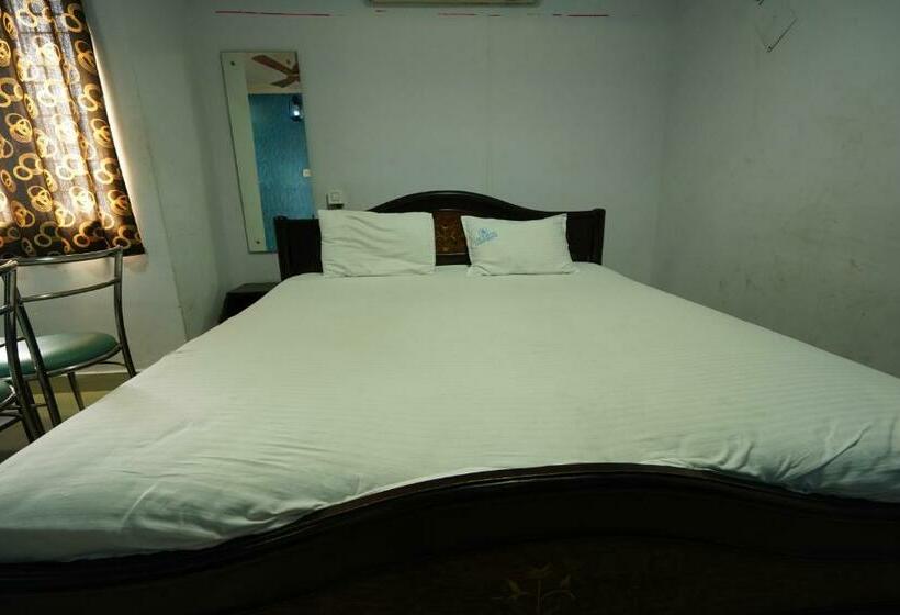 בית מלון כפרי Oyo 86229 S V Convention