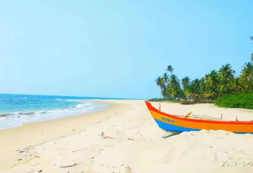 Hotelli Samant Beach Resort