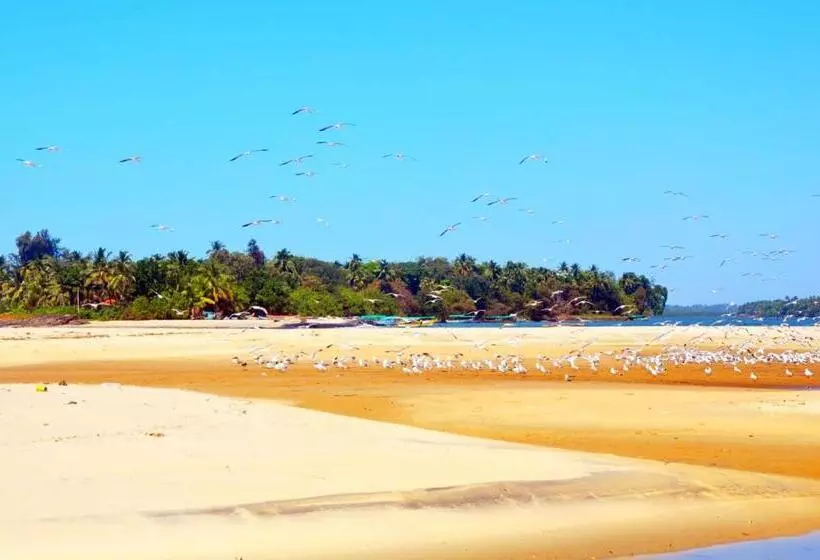 Hotelli Samant Beach Resort