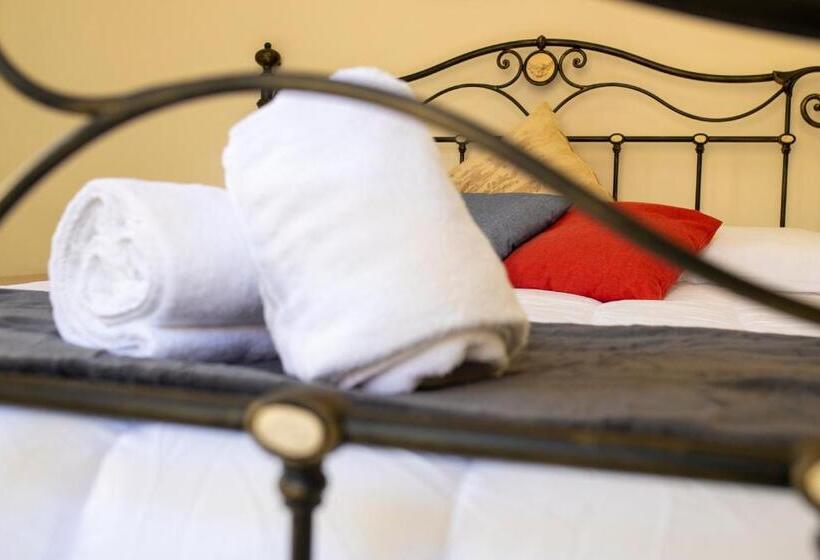 تختخواب و صبحانه Il Palazzo Luxury Home & Event