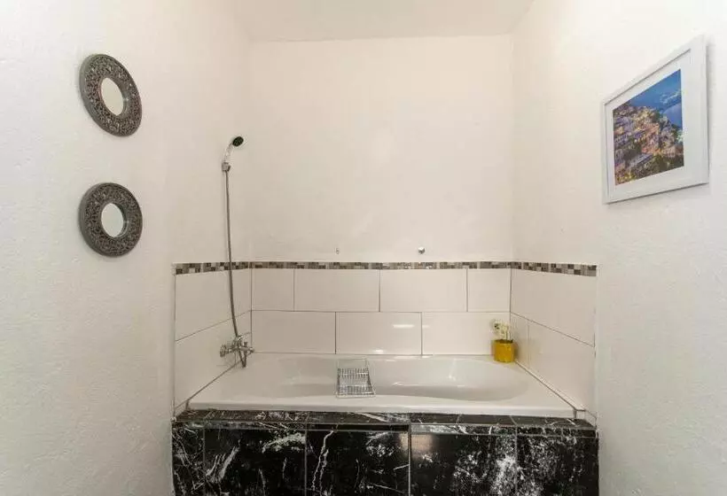 Majatalo Woodpeckers Guest House