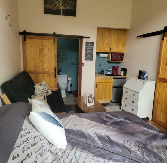 צימר The Colburn Schoolhouse Literature Suite