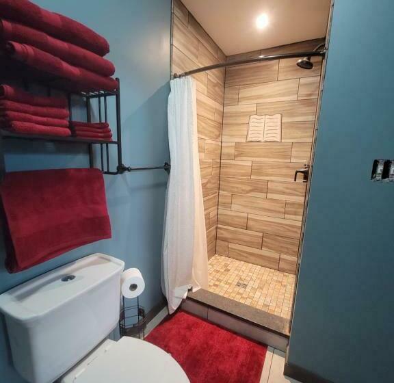 צימר The Colburn Schoolhouse Literature Suite