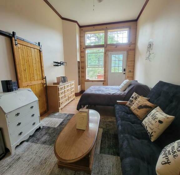 צימר The Colburn Schoolhouse Literature Suite