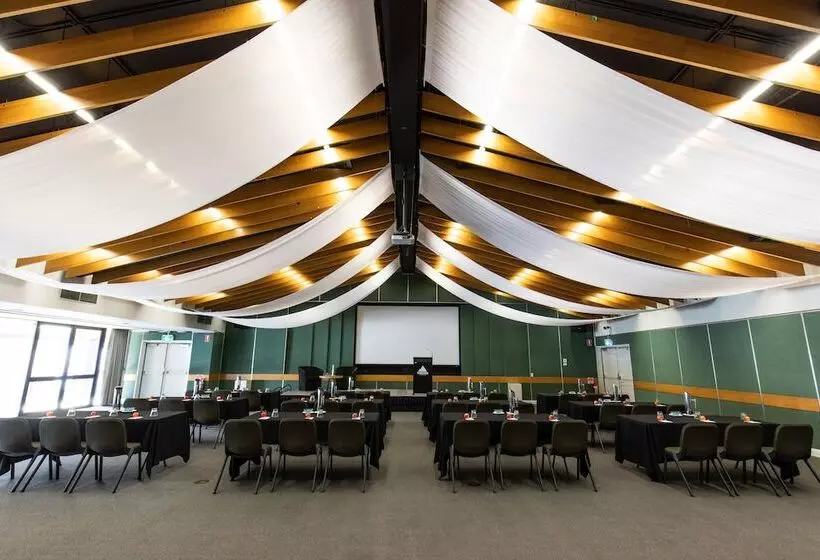 Отель Thredbo Alpine