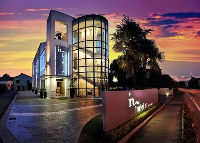 膳宿费 In Lounge Room