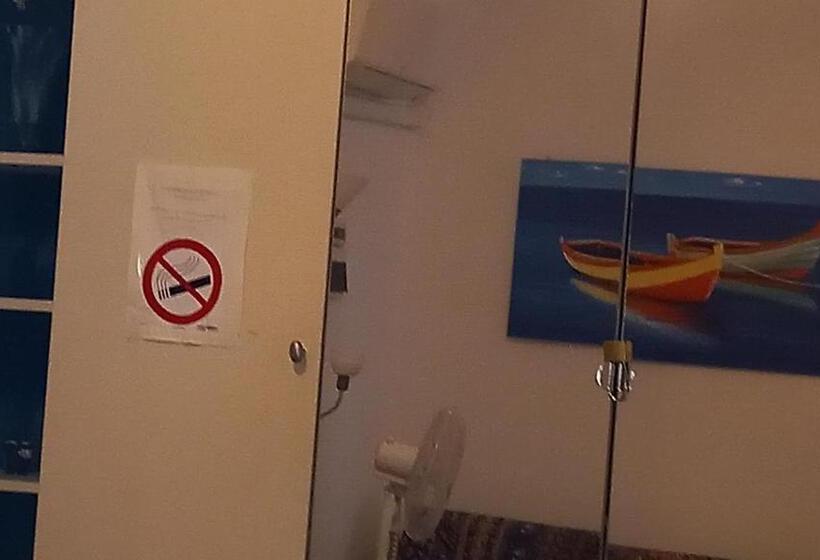 پانسیون A Santy S Roomsbagno Condiviso Sharedboth2piano No Lift No Shuttle  No Pasti No Meal,  A Pagamento A