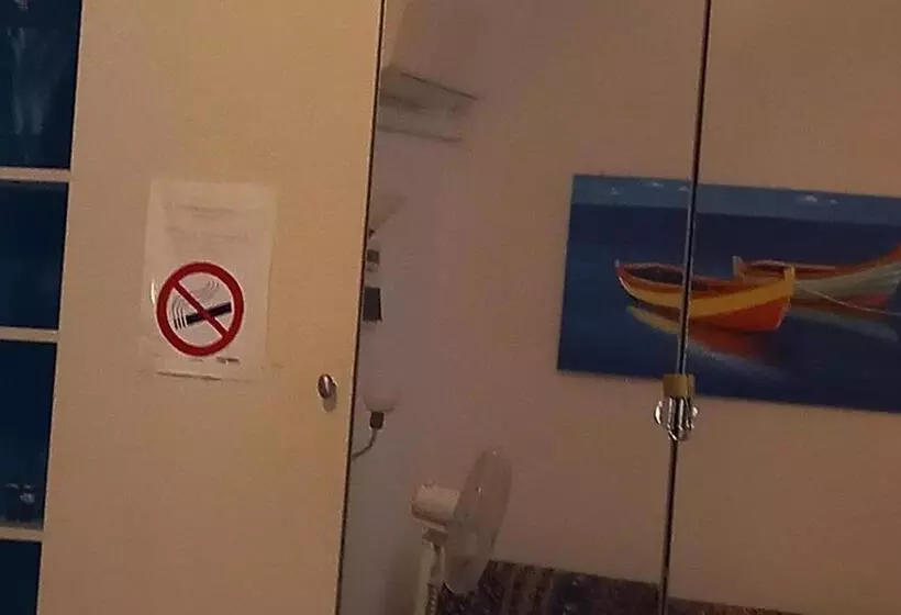 پانسیون A Santy S Roomsbagno Condiviso Sharedboth2piano No Lift No Shuttle  No Pasti No Meal,  A Pagamento A