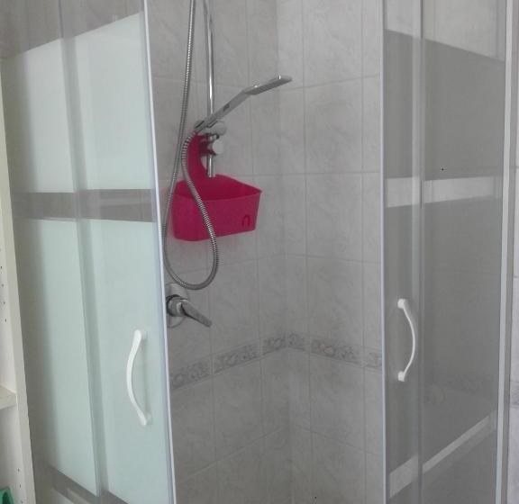 پانسیون A Santy S Roomsbagno Condiviso Sharedboth2piano No Lift No Shuttle  No Pasti No Meal,  A Pagamento A