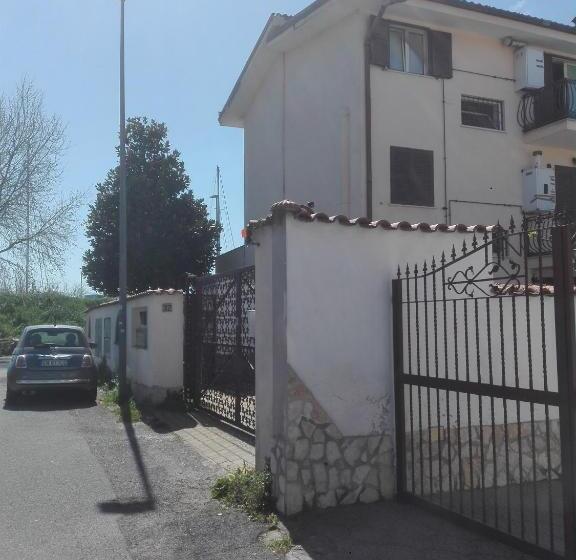 پانسیون A Santy S Roomsbagno Condiviso Sharedboth2piano No Lift No Shuttle  No Pasti No Meal,  A Pagamento A