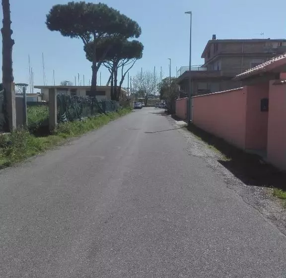 پانسیون A Santy S Roomsbagno Condiviso Sharedboth2piano No Lift No Shuttle  No Pasti No Meal,  A Pagamento A