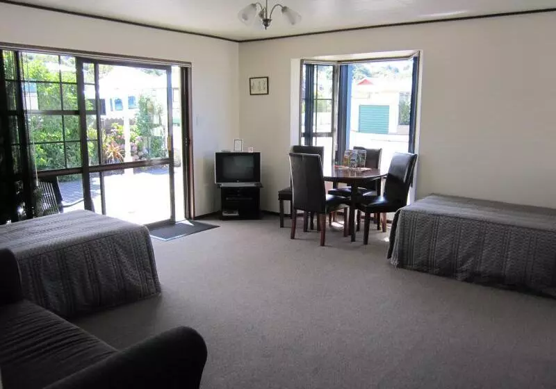 Aaa Thames Court Motel