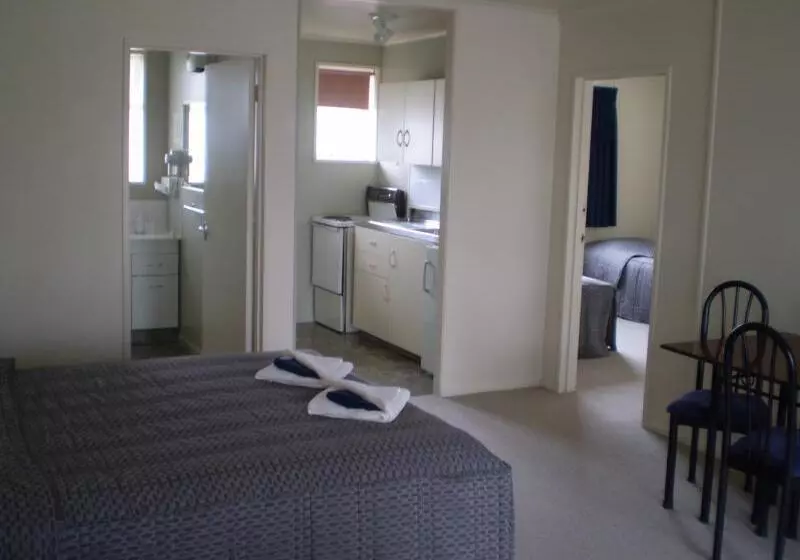 Aaa Thames Court Motel