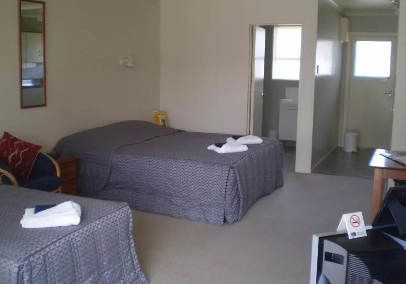 Aaa Thames Court Motel