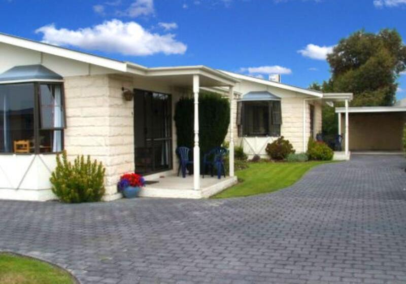 Aaa Thames Court Motel