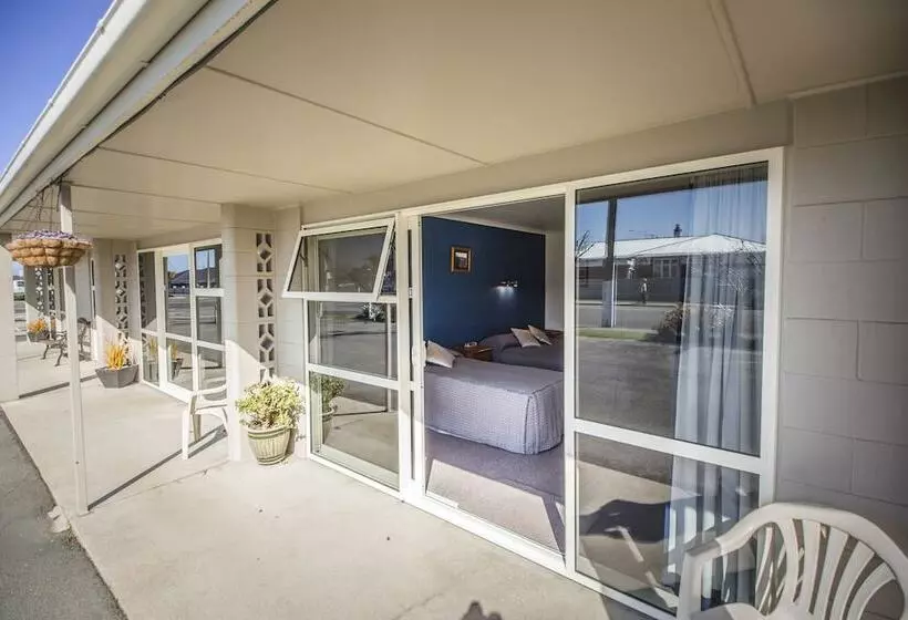 Aaa Thames Court Motel