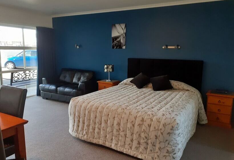 Aaa Thames Court Motel