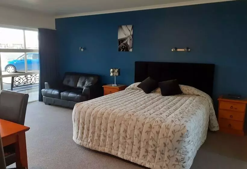 Aaa Thames Court Motel