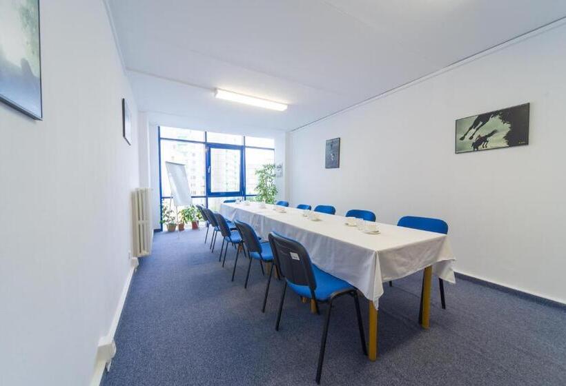 فندق Arnost Garni