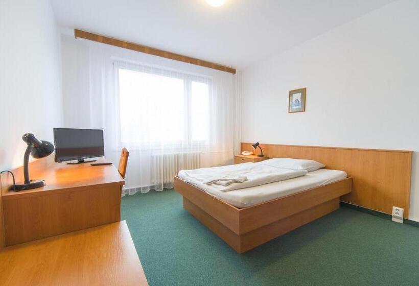 فندق Arnost Garni