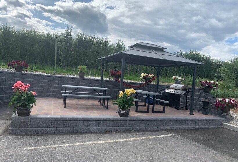 Отель Lake Country Inn