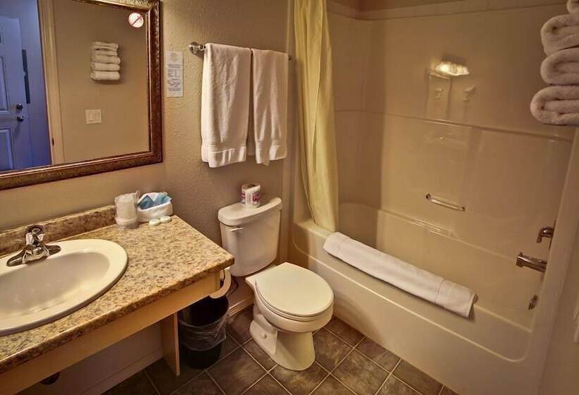 Отель Lake Country Inn