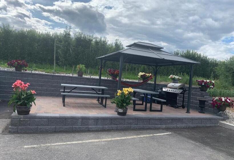 Отель Lake Country Inn