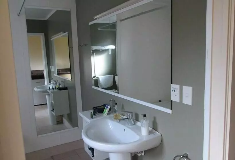 Shortland Court Motel