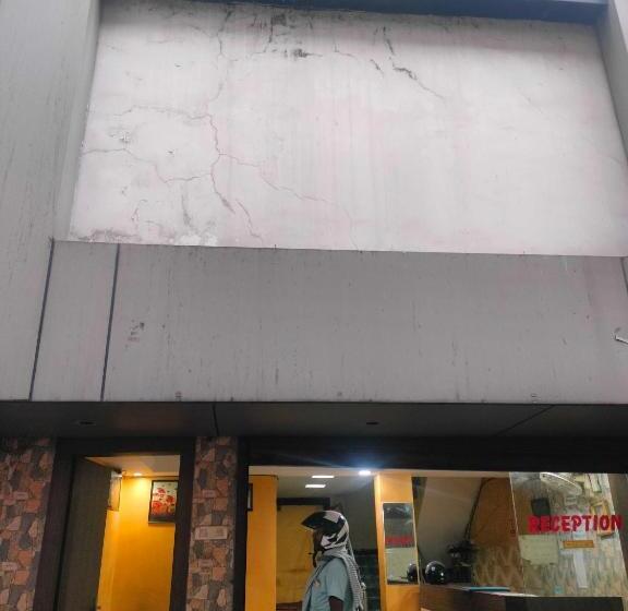 هتل Vaccinated Staff- Oyo 45540 Prakash Inn