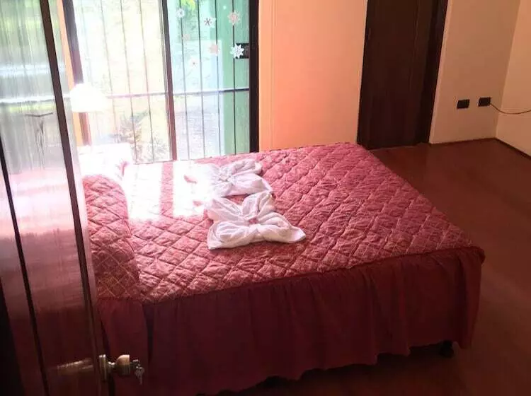 Global Airport Bed And Breakfast