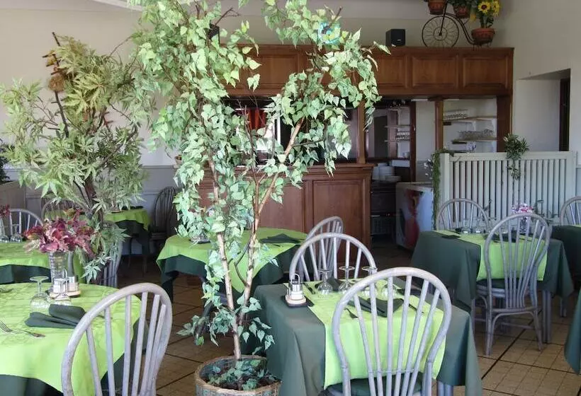 Отель Hôtel Des Rochers