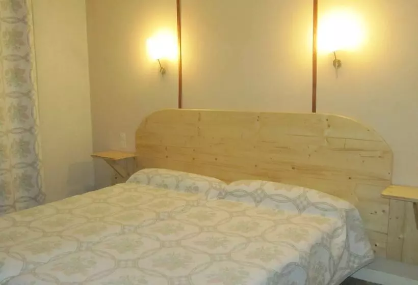 Отель Hôtel Des Rochers