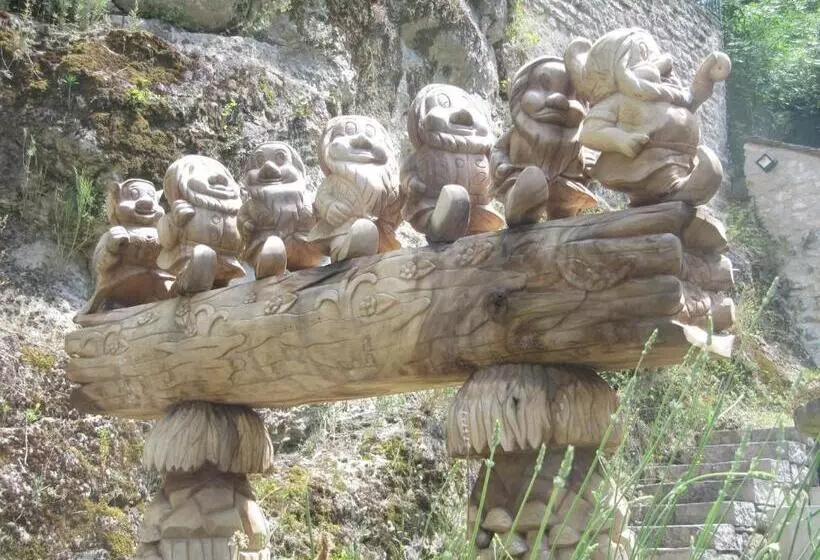 Отель Hôtel Des Rochers