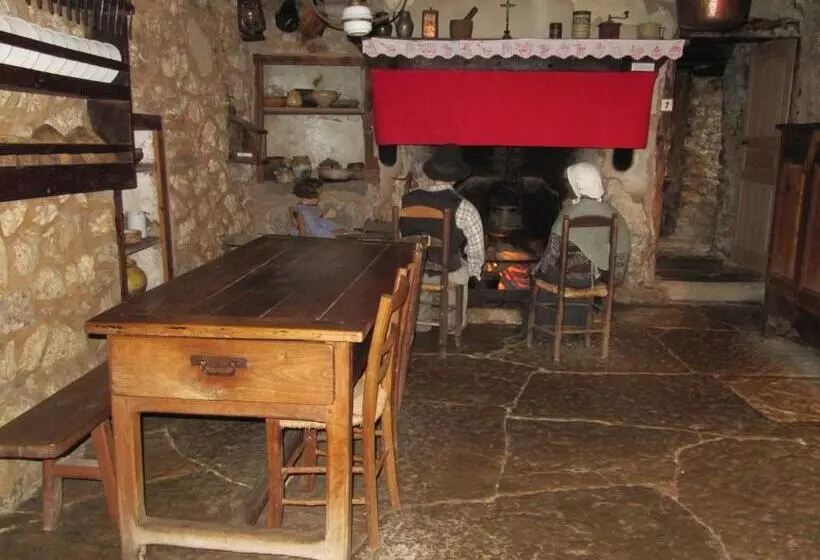 Отель Hôtel Des Rochers