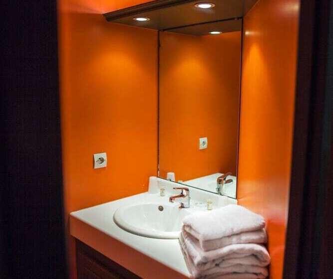 هتل The Originals City, Le Cottage Hôtel, Bruaylabuissière