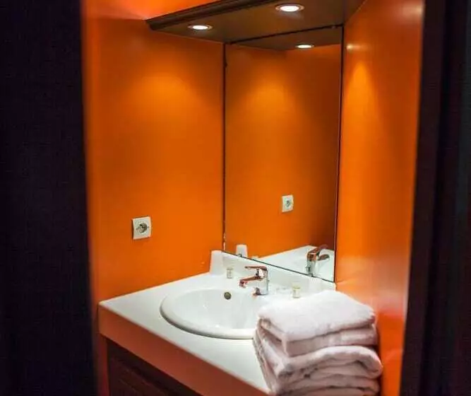 هتل The Originals City, Le Cottage Hôtel, Bruaylabuissière