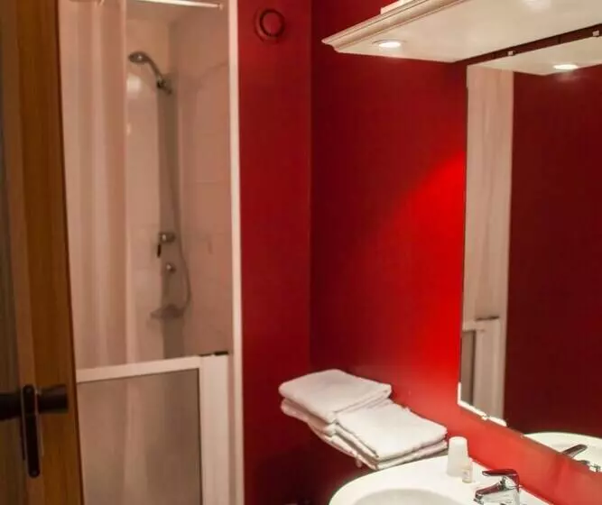 هتل The Originals City, Le Cottage Hôtel, Bruaylabuissière