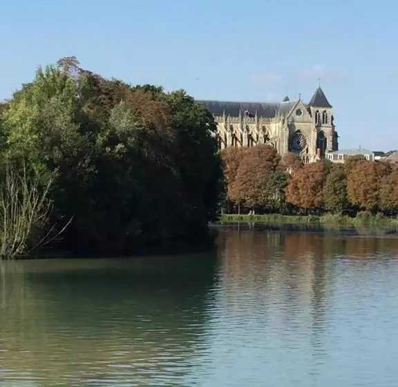 هتل Du Pot D'etain