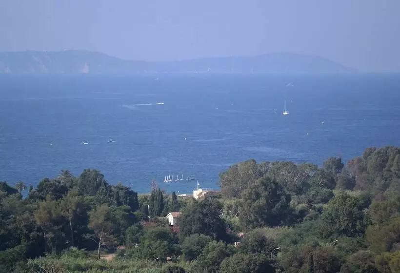 هتل Le Château De Mei Lese