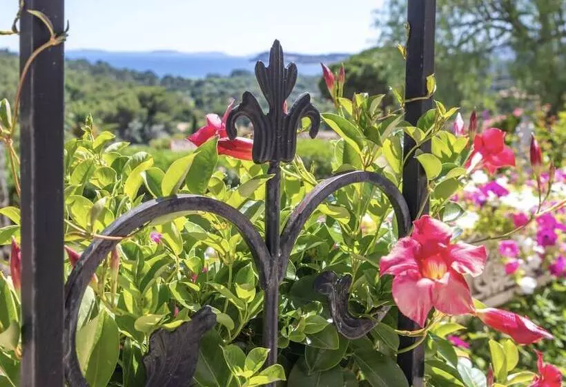 هتل Le Château De Mei Lese