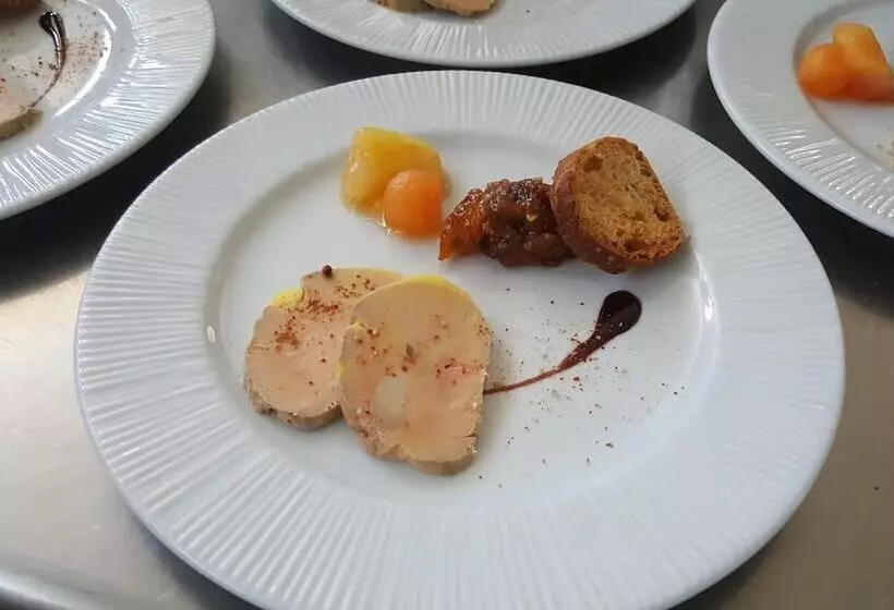 Отель Logis Hôtel Restaurant Cruzel