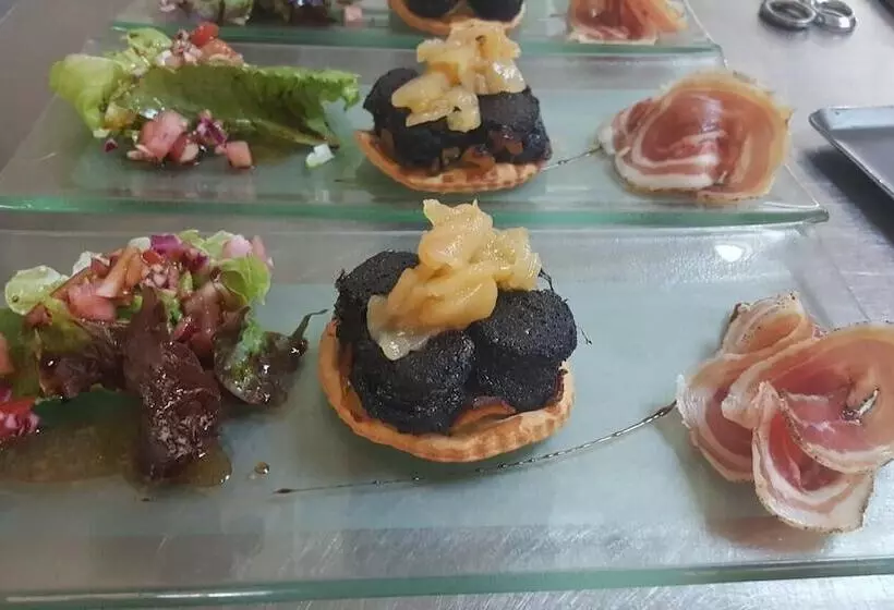 Отель Logis Hôtel Restaurant Cruzel