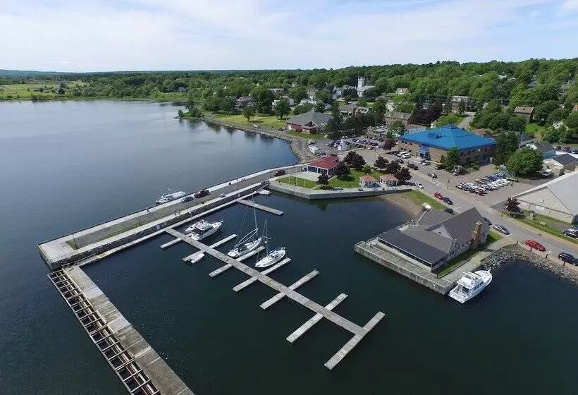 The Lionstone Inn Motel And Cottages