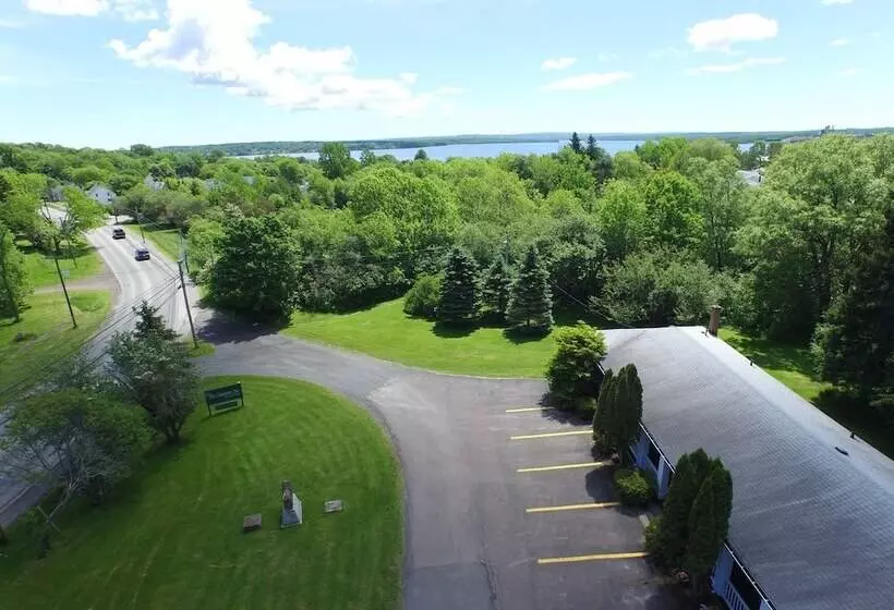 The Lionstone Inn Motel And Cottages