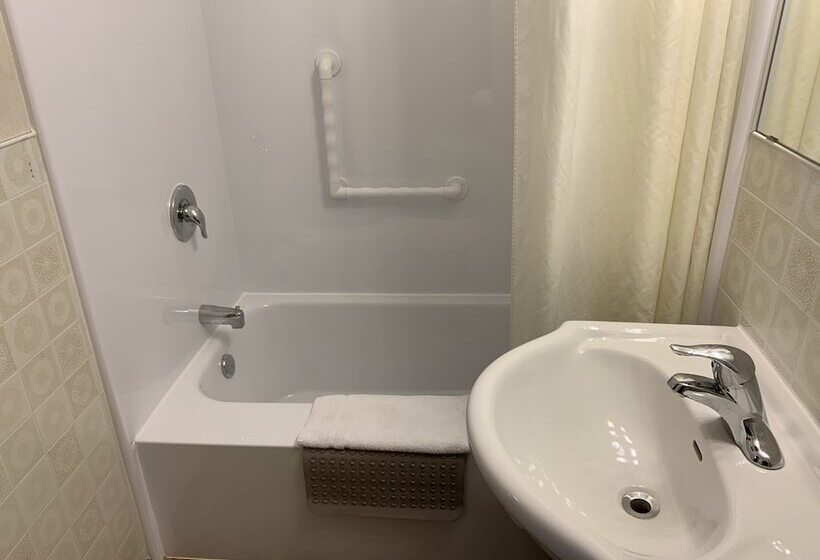 The Lionstone Inn Motel And Cottages