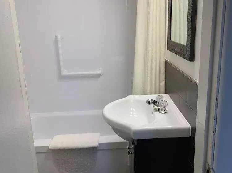 The Lionstone Inn Motel And Cottages