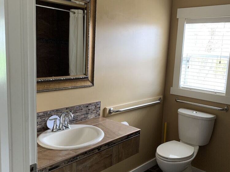 The Lionstone Inn Motel And Cottages